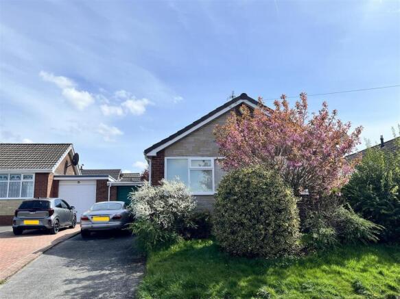 3 bed property, in Pine Grove, £290,000