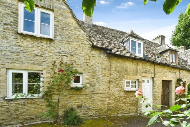 2 bed property, in Hall Farm Cottages, £160,000