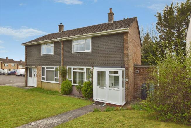 2 bed property, in Devizes Road, £260,000