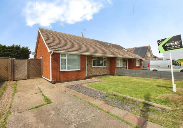 2 bed property, in Redwood Drive, £220,000