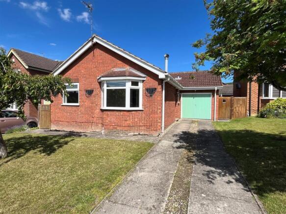 2 bed property, in Highfields, £279,950