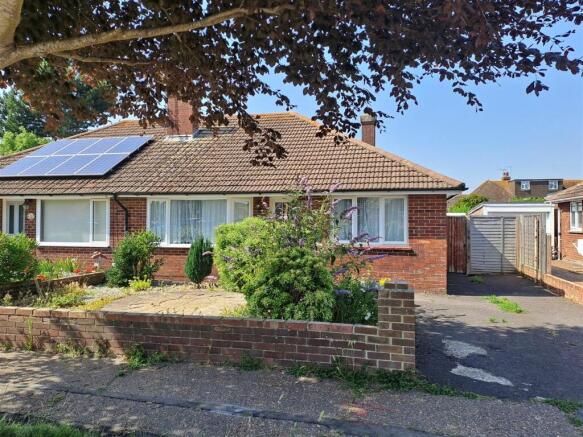 2 bed property, in Hillview Crescent, £350,000