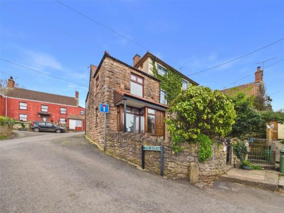 2 bed property, in Wells Road, £270,000