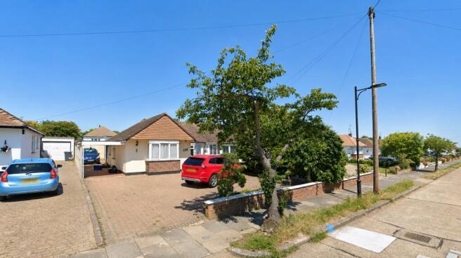 2 bed property, in Thorndon Park Drive, £450,000