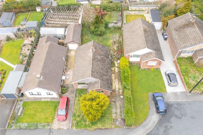 3 bed property, in Copperas Close, £100,000