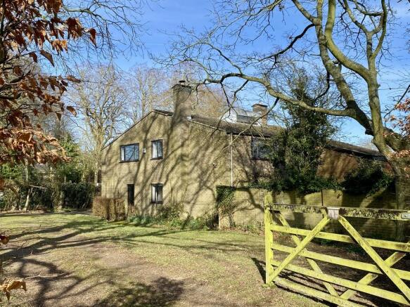 5 bed property, in South Raynham Road, £500,000