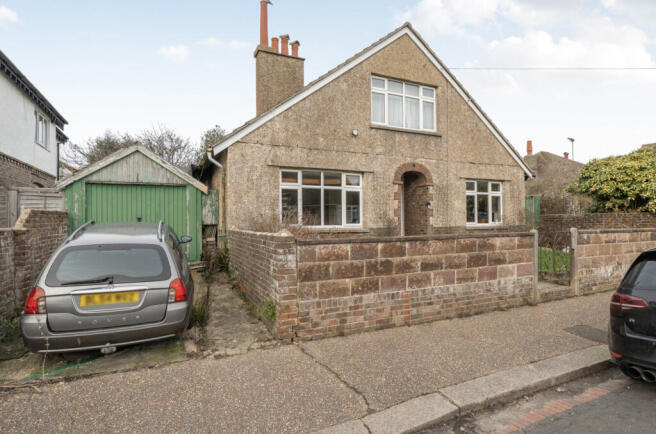 3 bed property, in Bassett Road, £350,000