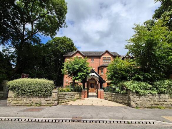 2 bed property, in Manchester Road, £95,000