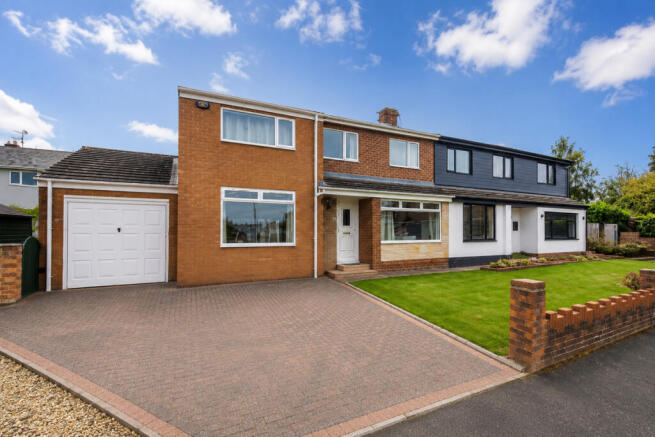 4 bed property, in Conifer Close, £300,000