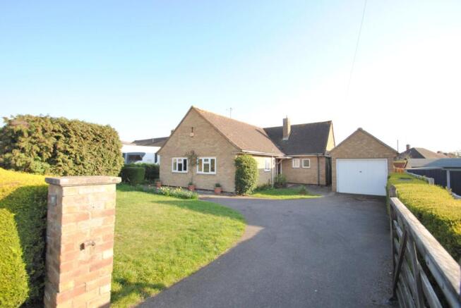 3 bed property, in Two Hedges Road, £484,950