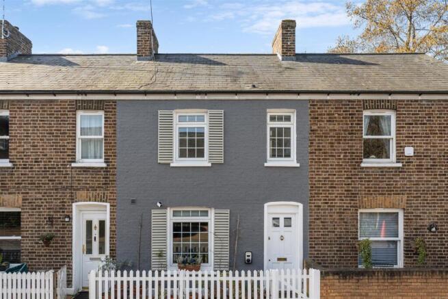 2 bed property, in British Grove South, £825,000