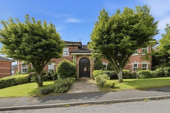 2 bed property, in Bishopton Drive, £215,000