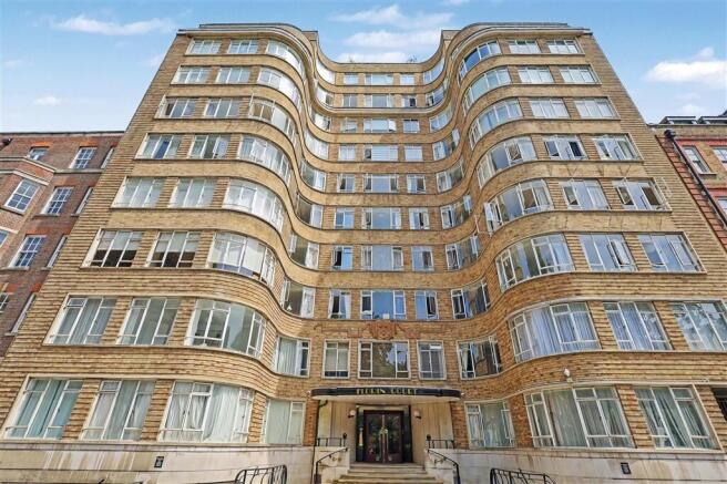 1 bed property, in Charterhouse Square, £160,000