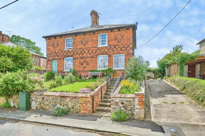 3 bed property, in High Street, £425,000