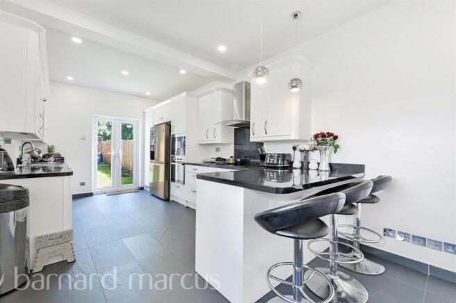 3 bed property, in Waddon Park Avenue, £475,000