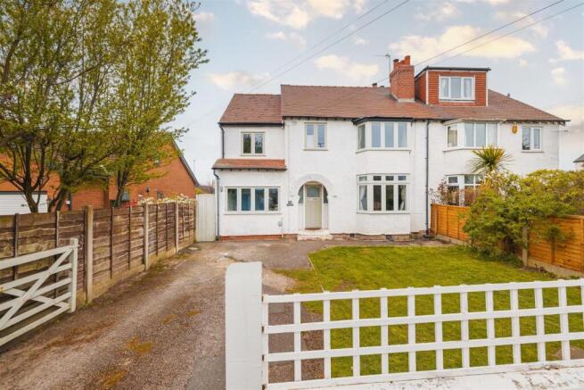 5 bed property, in Moorings Close, £495,000