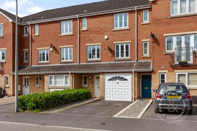 3 bed property, in Blackberry Way, £320,000