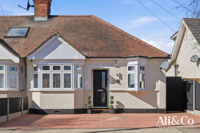 3 bed property, in Crowstone Road, £450,000