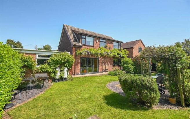 4 bed property, in Main Street, £435,000