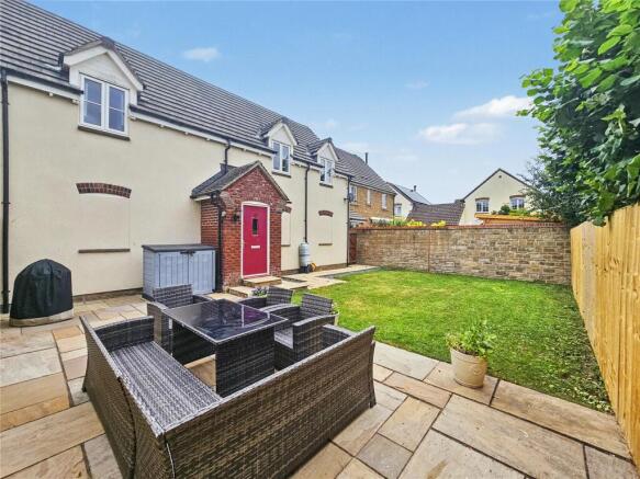 2 bed property, in Lower Meadow, £220,000