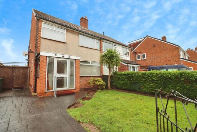 3 bed property, in Hillfield Road, £200,000