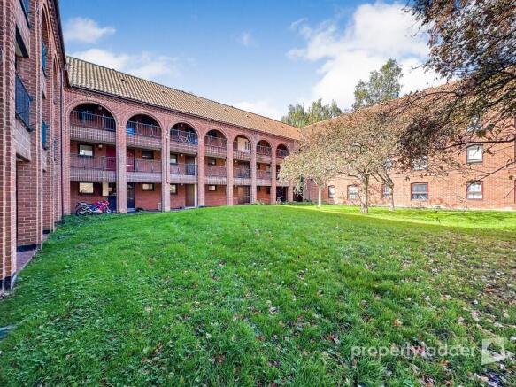 1 bed property, in Barnards Yard, £117,500