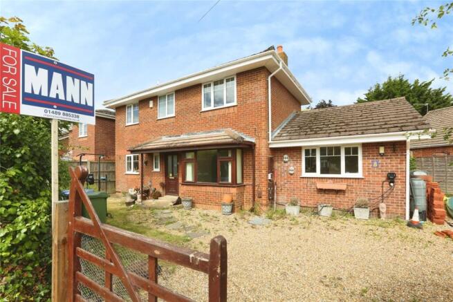 4 bed property, in Fleet End Road, £425,000