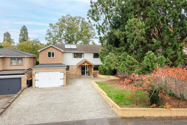 4 bed property, in Dukes Ride, £925,000