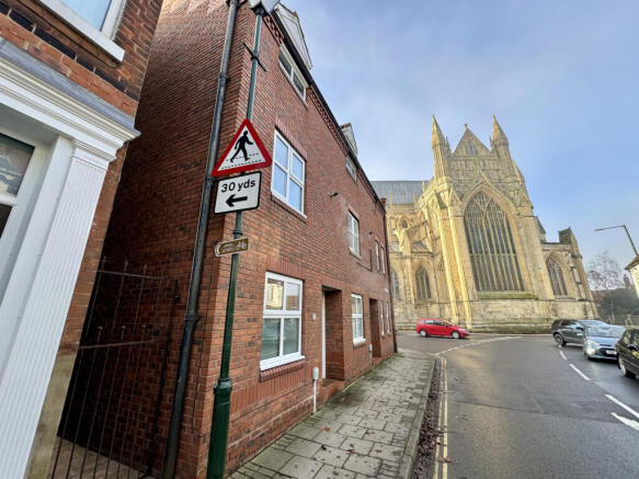 2 bed property, in Flemingate, £205,000