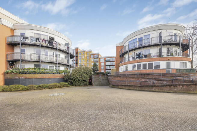 2 bed property, in Memorial Heights, £275,000