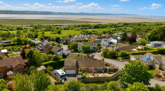 4 bed property, in Redstone Drive, £675,000