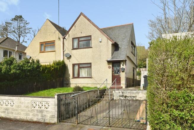 3 bed property, in Bronywawr, £140,000