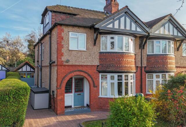 4 bed property, in Abbots Grange, £565,000
