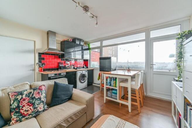 2 bed property, in Ellison House, £200,000