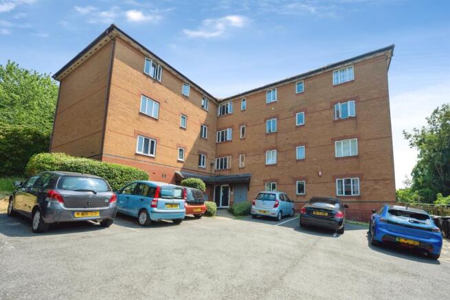 1 bed property, in Salstar Close, £80,000