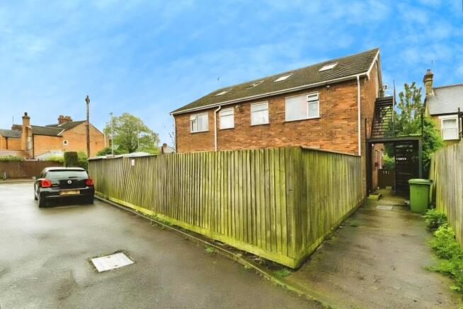 2 bed property, in Lynn Road, £96,040