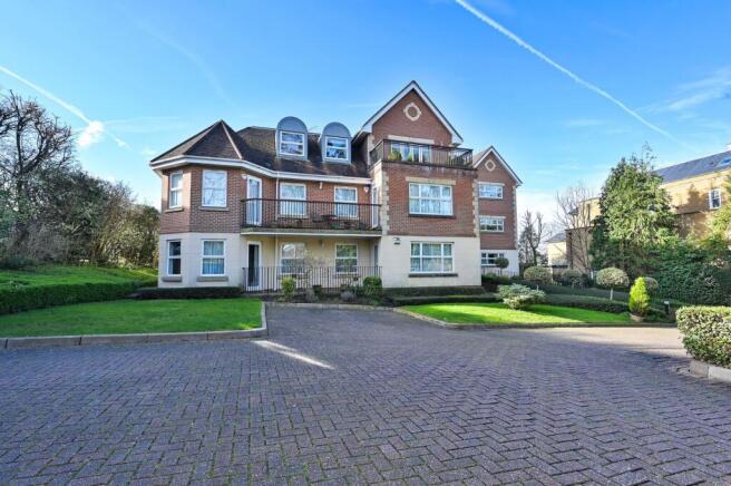 2 bed property, in Eastbury Avenue, £450,000