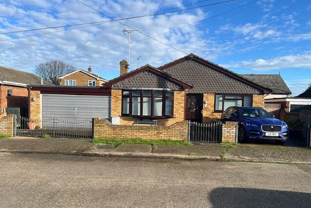 2 bed property, in Barnards Avenue, £350,000