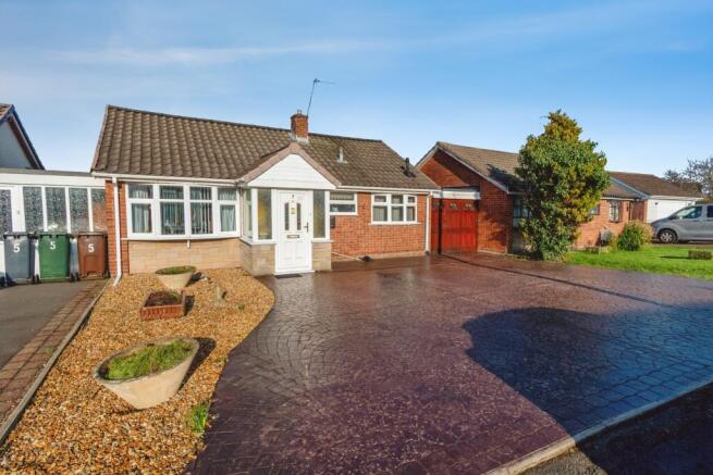 2 bed property, in Colliers Close, £240,000