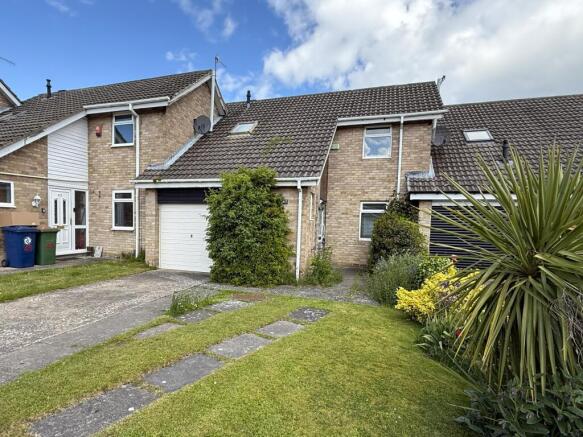 2 bed property, in Falcon Way, £175,000