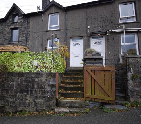 2 bed property, in Pengelli Terrace, £100,000