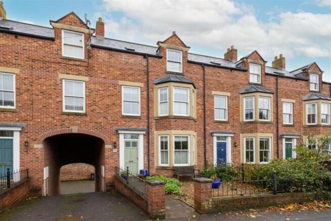 4 bed property, in Palace Road, £350,000