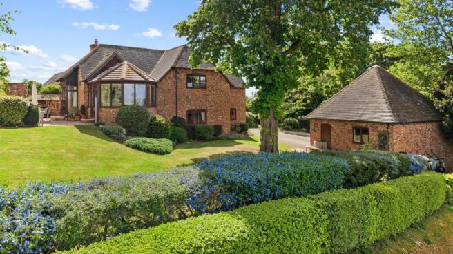 3 bed property, in Abbey Manor, £850,000
