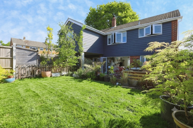5 bed property, in Chaucer Avenue, £650,000