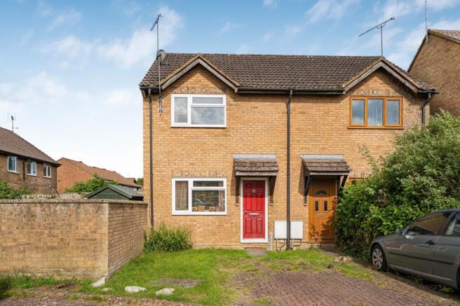 2 bed property, in Beehive Close, £245,000
