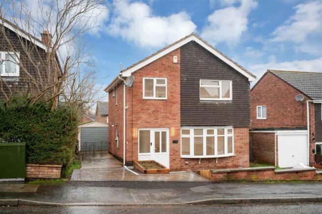 4 bed property, in Waltham Rise, £375,000
