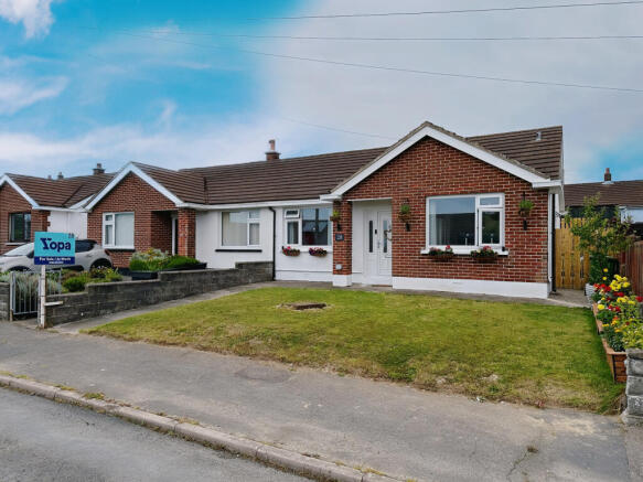 2 bed property, in Bryn Glas, £220,000