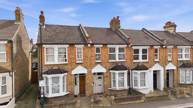 1 bed property, in Gillett Road, £225,000