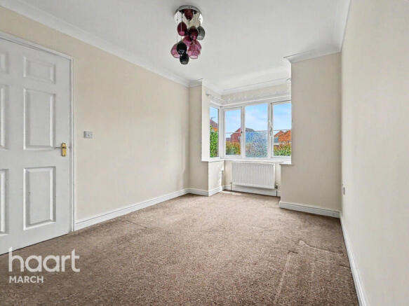 4 bed property, in Charlemont Drive, £240,000