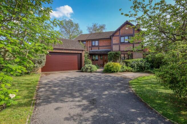 4 bed property, in Millbrook Close, £800,000